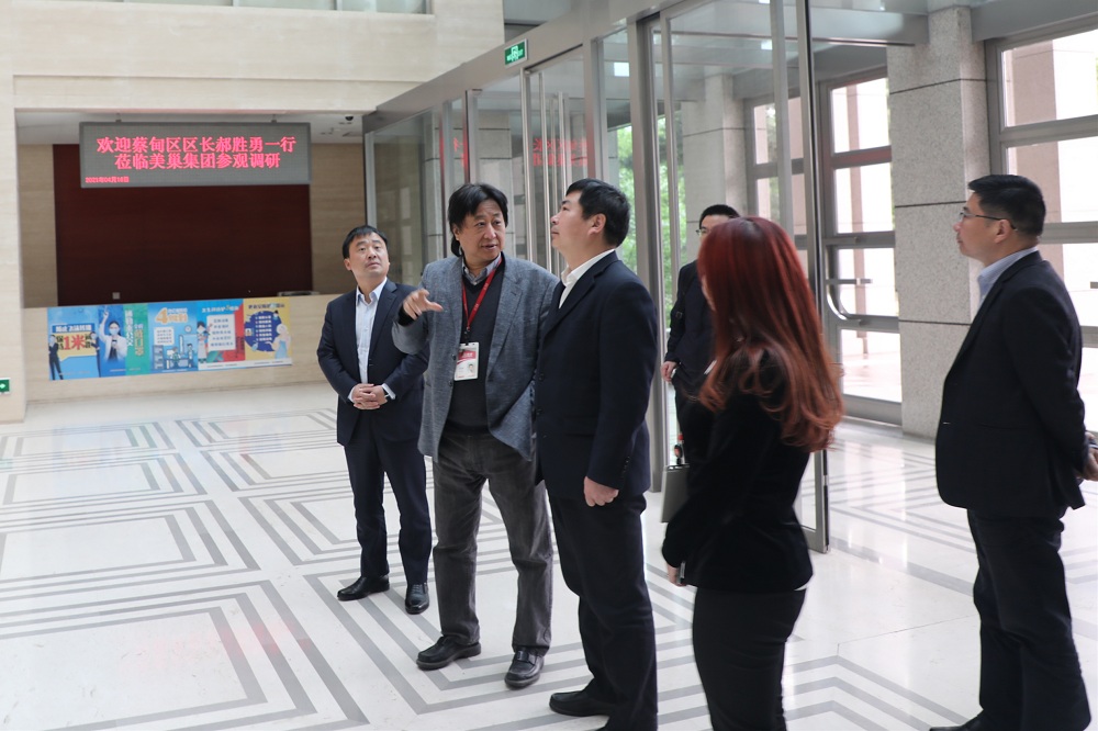 武漢市蔡甸區區長郝勝勇蒞臨美巢集團參觀調研